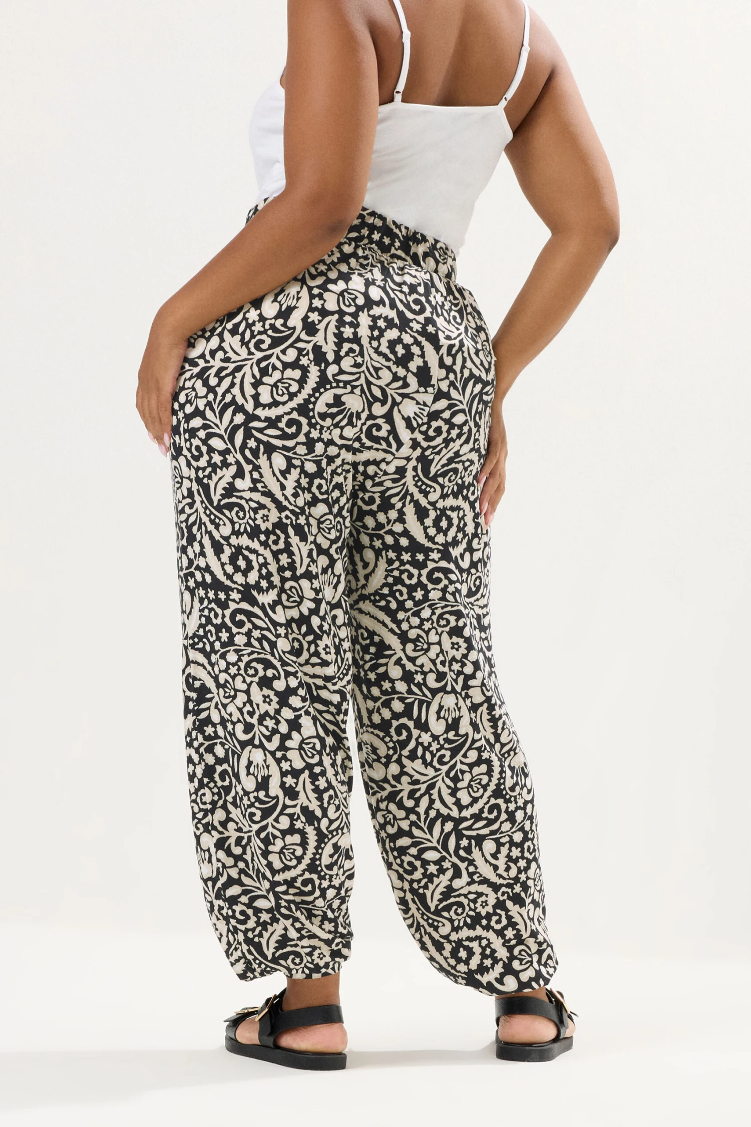 YOURS Curve Pantalon Sarouel à Revers Noir Imprimé Cachemire 5 YOURS Curve Pantalon Sarouel à Revers Noir Imprimé Cachemire – Image 3