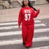 YOURS Curve Sweat-shirt Rouge à Slogan « NYC 97 » 1 YOURS Curve Sweat-shirt Rouge à Slogan « NYC 97 » -Evans Boutique f44f7c08 1314 4e 126797 L2