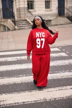 YOURS Curve Sweat-shirt Rouge à Slogan « NYC 97 »