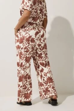 LIMITED COLLECTION - Pantalon Wide Leg Marron & Crème Floral 9 LIMITED COLLECTION - Pantalon Wide Leg Marron & Crème Floral -Evans Boutique f6445ee1 0075 4a 216554 C