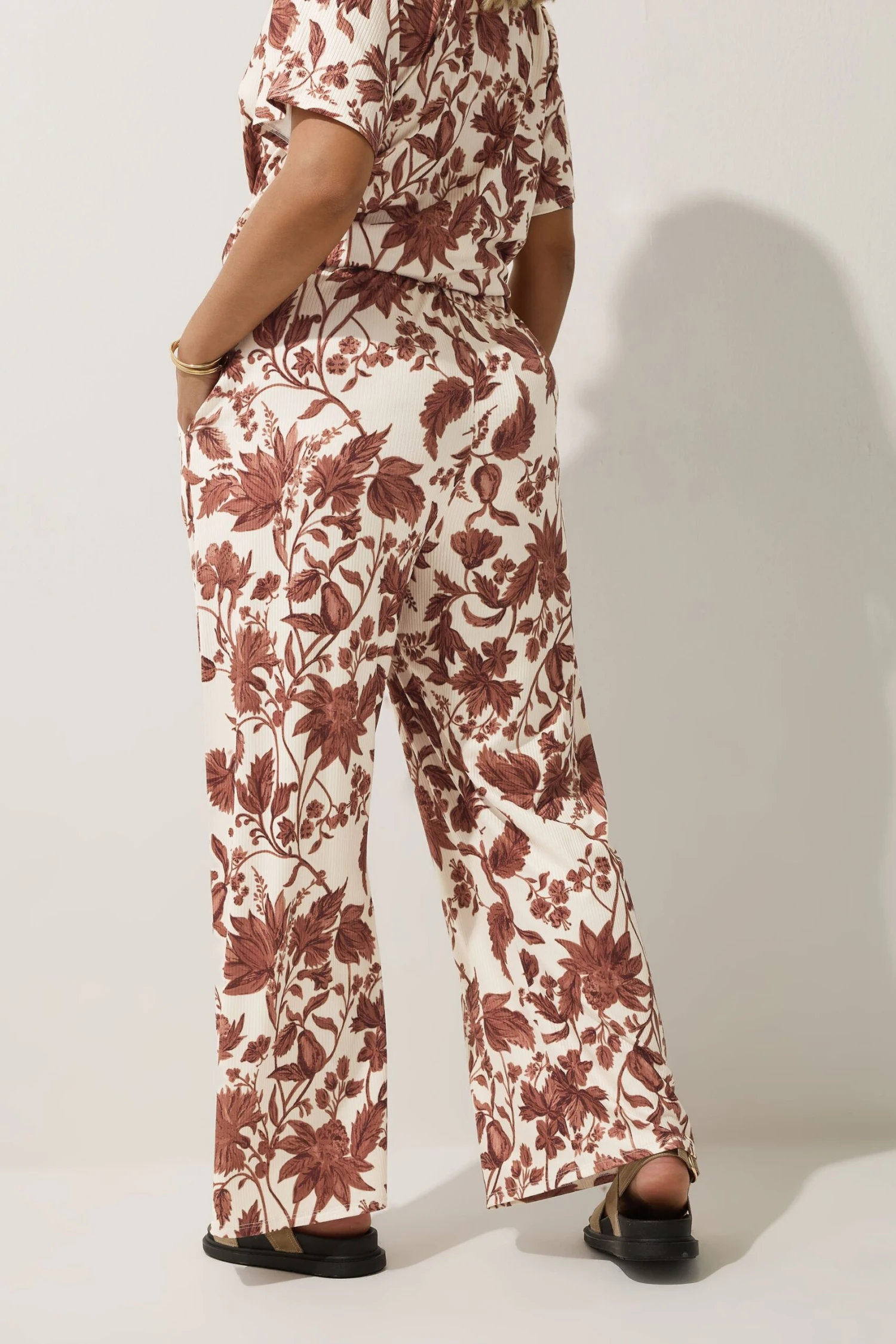 LIMITED COLLECTION - Pantalon Wide Leg Marron & Crème Floral 5 LIMITED COLLECTION - Pantalon Wide Leg Marron & Crème Floral – Image 3
