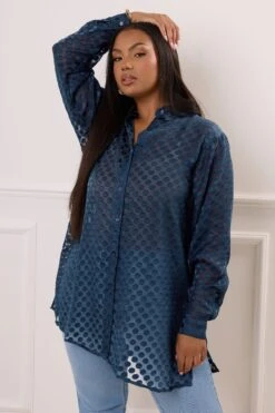 YOURS LONDON - Chemisier Bleu Texturé à Pois En Filet