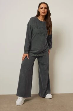 YOURS - Sweatshirt Gris Charbonneux Brodé 'New York' 9 YOURS - Sweatshirt Gris Charbonneux Brodé 'New York' -Evans Boutique f73bdfa7 ad6d 40 304042 B