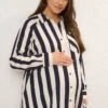 BUMP IT UP MATERNITY - Chemisier Crème & Bleu Marine à Rayures 2 BUMP IT UP MATERNITY - Chemisier Crème & Bleu Marine à Rayures -Evans Boutique f7b70e9a 4f9f 40 158472 A