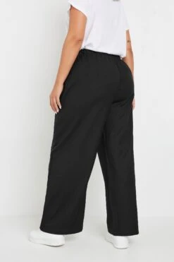 YOURS - Pantalon à Pince Noir Uni Coupe Wide Leg 9 YOURS - Pantalon à Pince Noir Uni Coupe Wide Leg -Evans Boutique f7ff6b99 6e45 44 140066 C