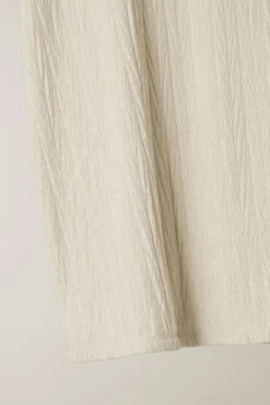 EVANS Curve Cream Plisse Pleat Front Top -Evans Boutique f9194d7e a61c 4f 615858 P2