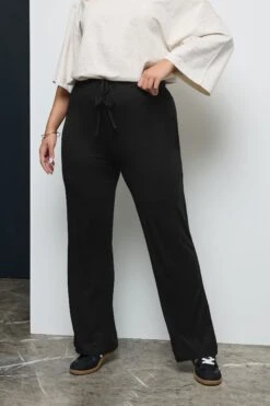 Pantalon De Yoga Noir Coupe Évasée 8 Pantalon De Yoga Noir Coupe Évasée -Evans Boutique fa235e9b 8310 43 037392 B