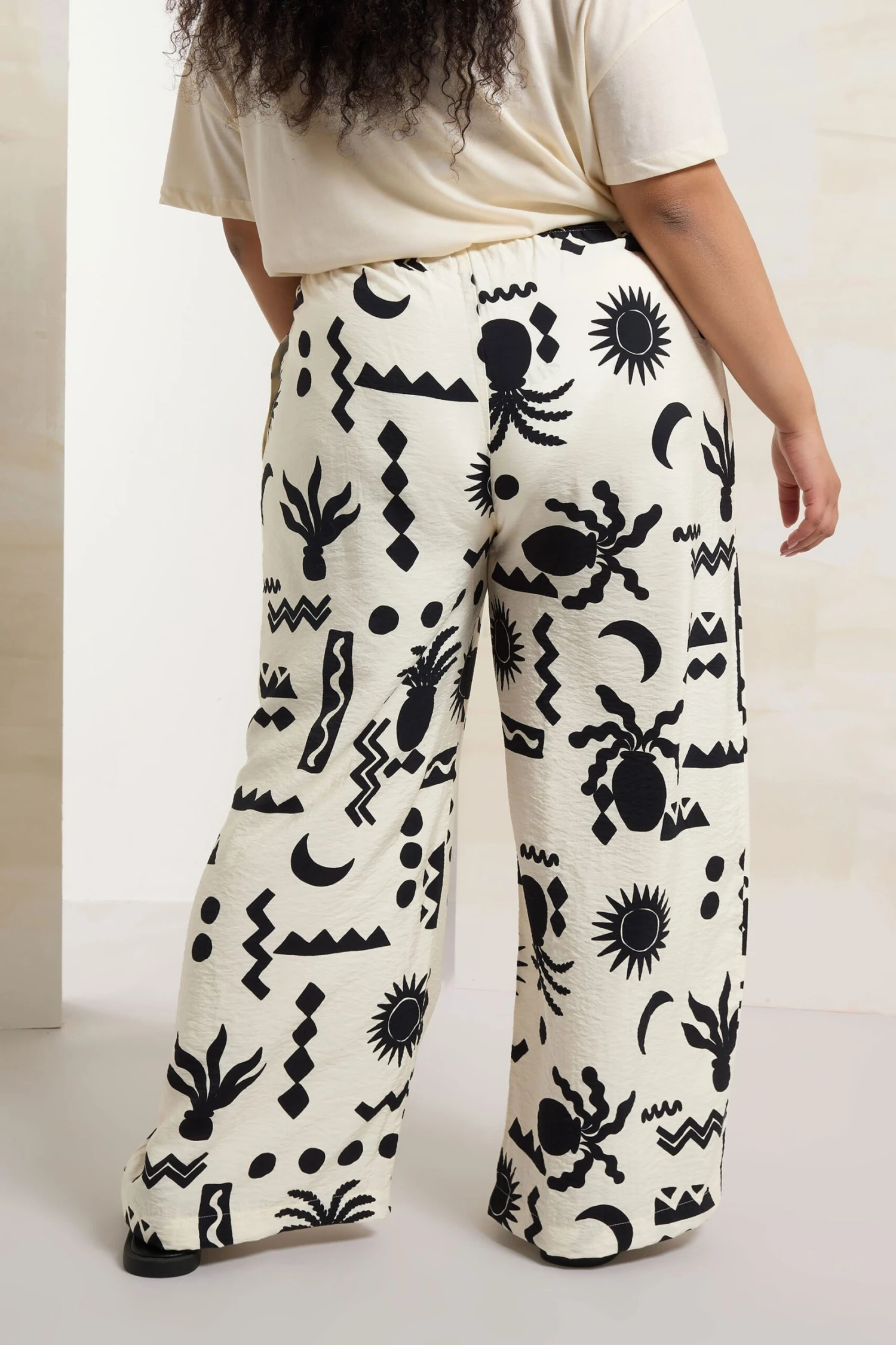 YOURS - Pantalon Wide Leg Crème & Noir Abstrait En Sergé 5 YOURS - Pantalon Wide Leg Crème & Noir Abstrait En Sergé – Image 3