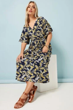 YOURS Curve Robe Portefeuille Mi-longue Bleu Marine à Imprimé Feuilles 8 YOURS Curve Robe Portefeuille Mi-longue Bleu Marine à Imprimé Feuilles -Evans Boutique fb815c77 bf37 4f 304065 A