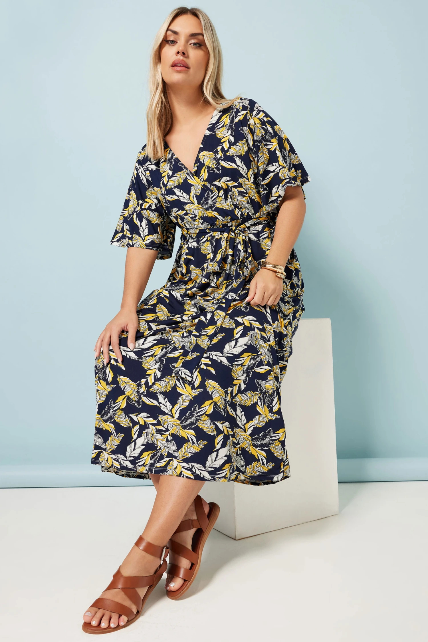 YOURS Curve Robe Portefeuille Mi-longue Bleu Marine à Imprimé Feuilles 4 YOURS Curve Robe Portefeuille Mi-longue Bleu Marine à Imprimé Feuilles – Image 2