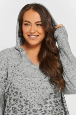 YOURS - Pull à Capuche Gris Clair Léopard Clouté -Evans Boutique fd2dbca0 e131 45 303871 D