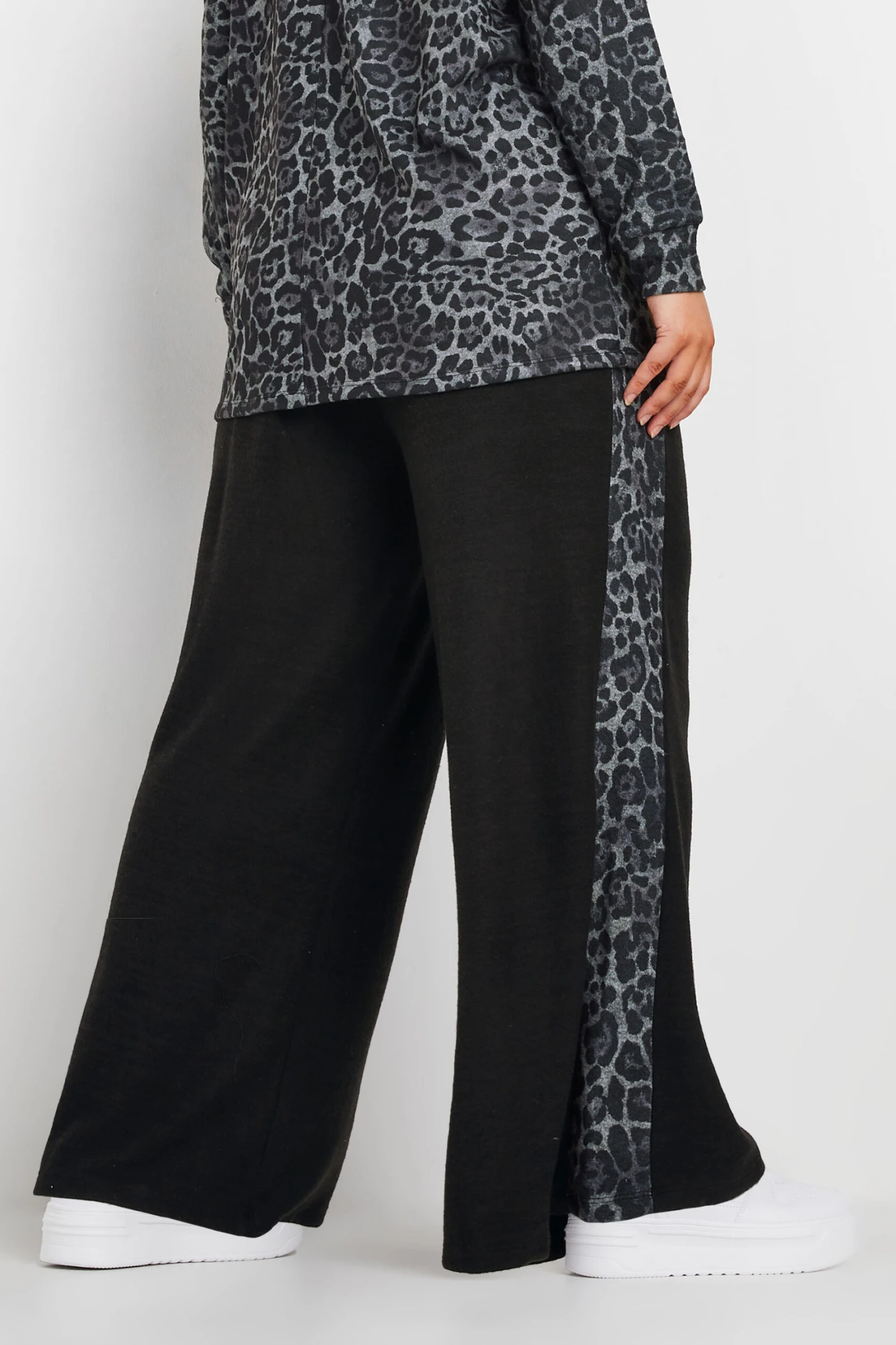 YOURS - Pantalon Noir Wide Leg Design Léopard 5 YOURS - Pantalon Noir Wide Leg Design Léopard – Image 3