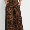 YOURS - Pantalon Wide Leg à Poches Marron & Noir Zébré 2 YOURS - Pantalon Wide Leg à Poches Marron & Noir Zébré -Evans Boutique fe458122 fefb 44 303771 A