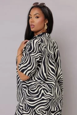 YOURS - Chemisier Noir & Blanc Zébré Manches Courtes 10 YOURS - Chemisier Noir & Blanc Zébré Manches Courtes -Evans Boutique ff0364af 8b37 4e 330684 D