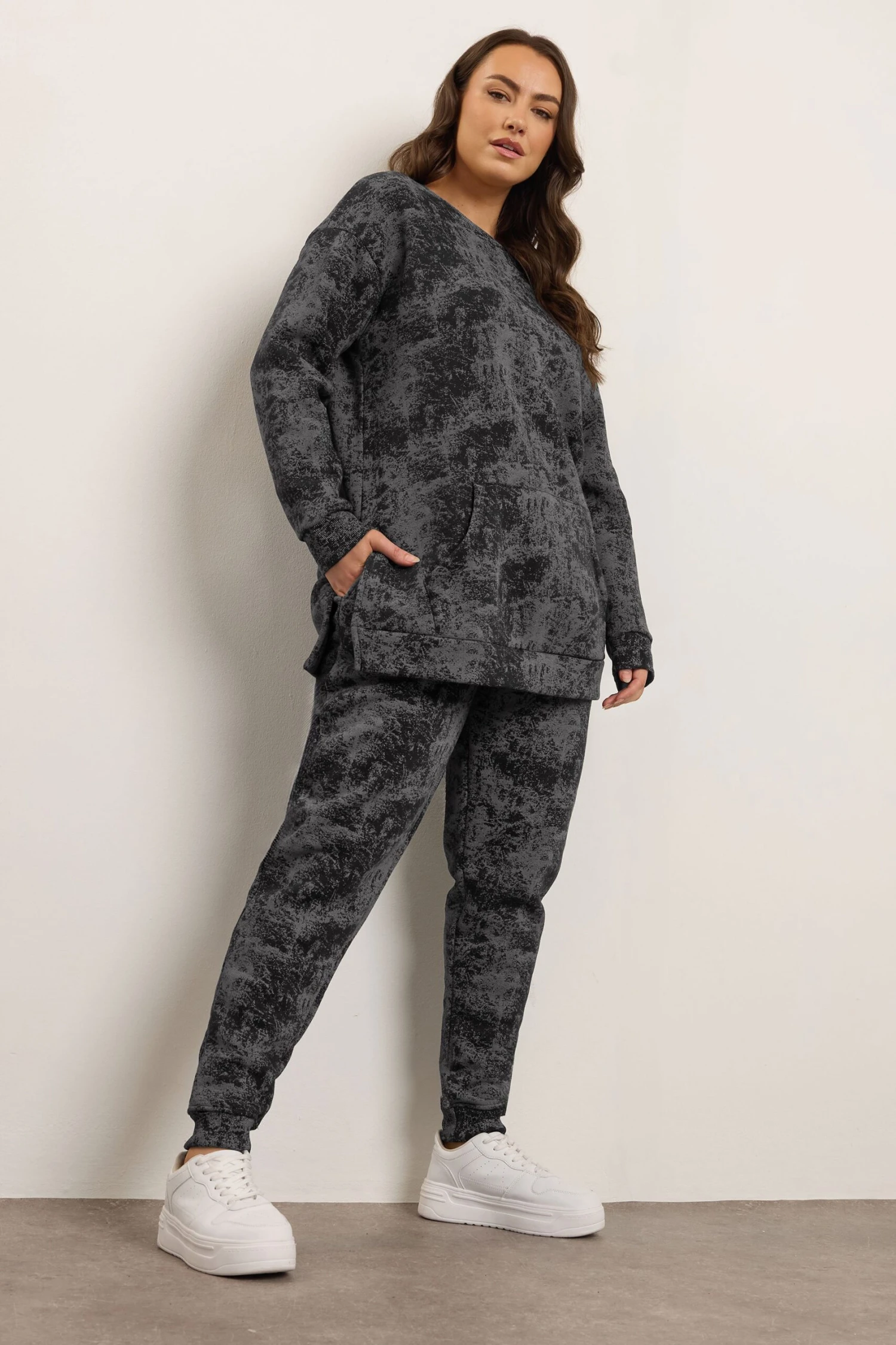 YOURS Curve Pantalon De Jogging à Revers Imprimé Abstrait Noir 4 YOURS Curve Pantalon De Jogging à Revers Imprimé Abstrait Noir – Image 2